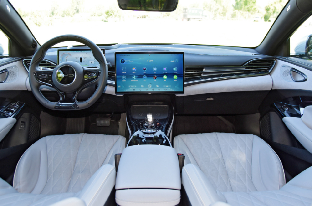 比亚迪海豹冠军版 vs 特斯拉Model 3，究竟买谁更香？