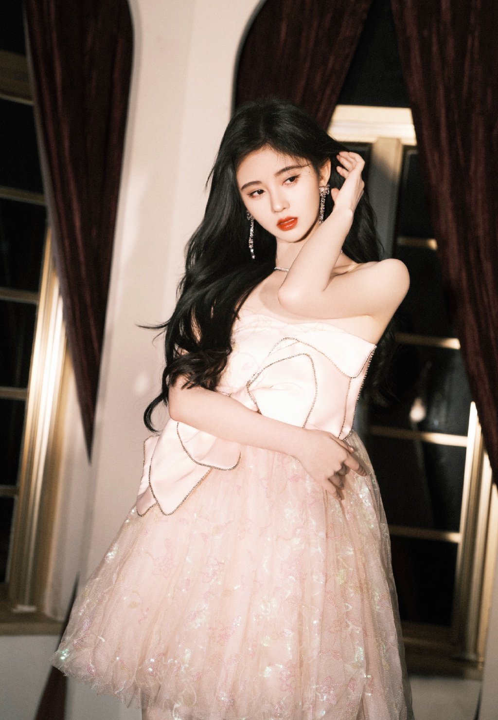 鞠婧祎 一袭粉色露肩长裙,大秀精致锁骨和完美一字肩……__财经头条
