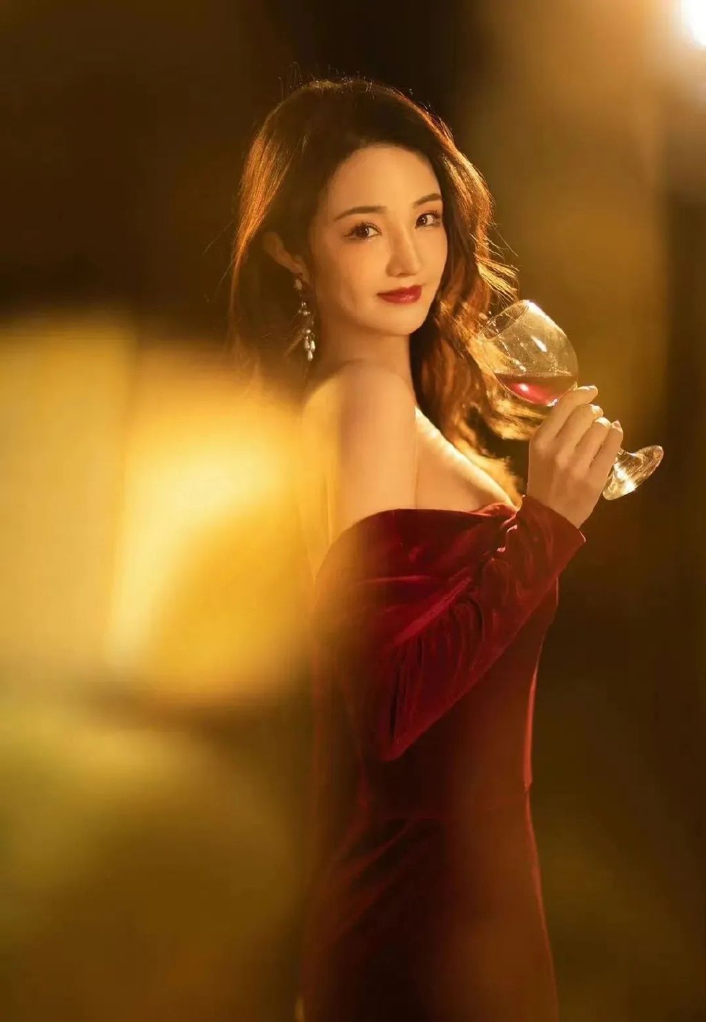 "新晋港风女星"桂晶晶有什么不一样?__财经头条