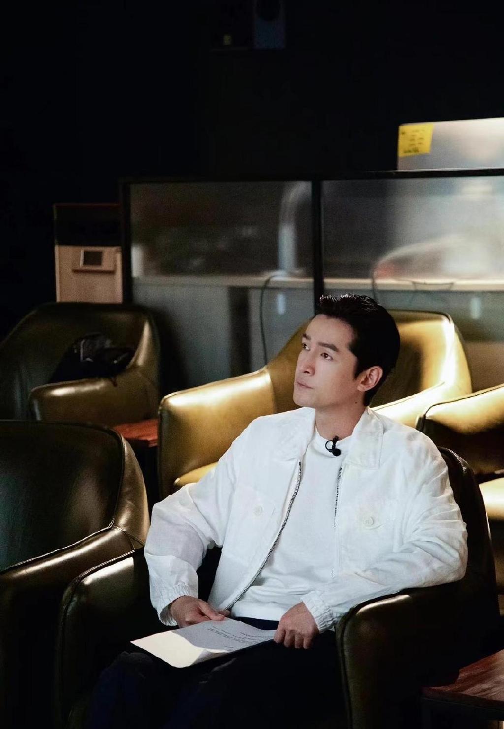 胡歌40岁生日！穿一身白拍写真大片状态太出色，这身材也太好了吧休闲区蓝鸢梦想 - Www.slyday.coM