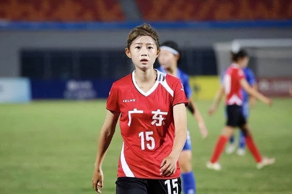 熊熙和打排球的张长宁一样,出生在一个体育家庭,从小就对足球感兴趣.