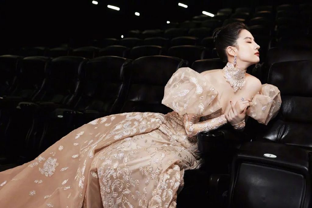 明星红毯有多卷:章子怡戴巨型翡翠、刘亦菲高定首穿、袁泉云淡风轻休闲区蓝鸢梦想 - Www.slyday.coM 明星红毯有多卷:章子怡戴巨型翡翠、刘亦菲高定首穿、袁泉云淡风轻休闲区蓝鸢梦想 - Www.slyday.coM