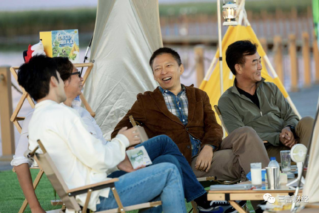 两位大佬还在现场即兴唱起了歌,张朝阳唱了《白桦林》,俞敏洪献唱了一