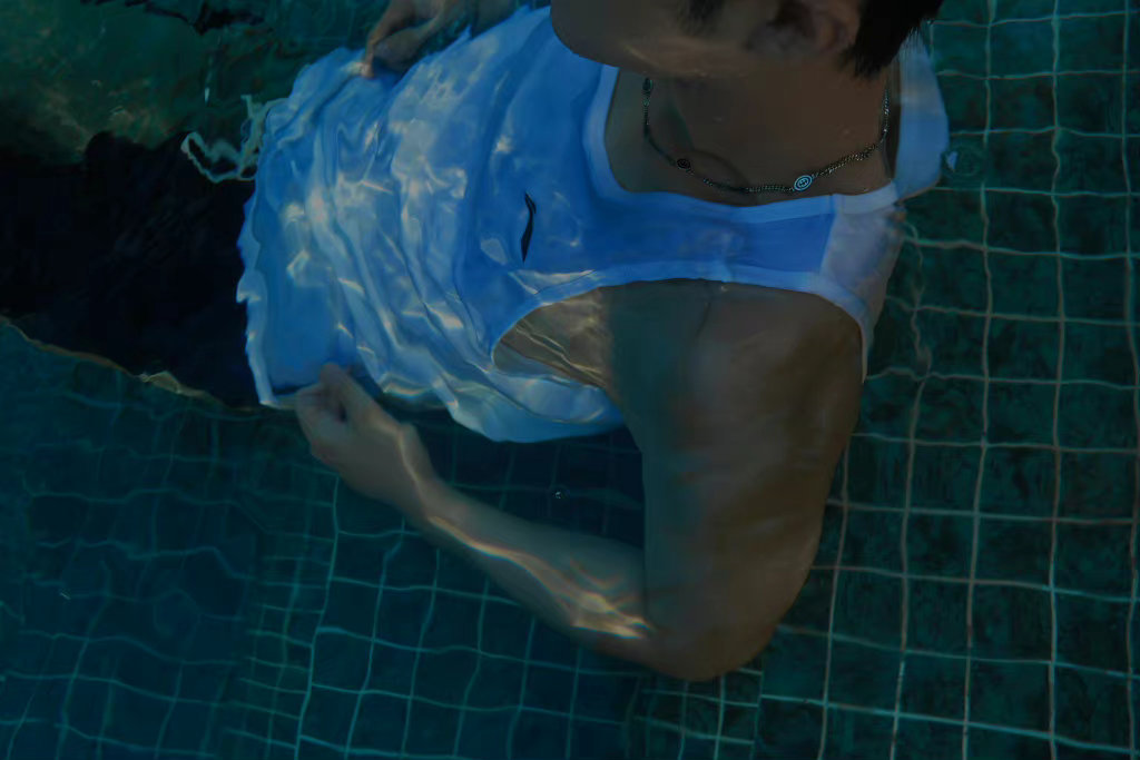 肖战身穿白色背心沐浴在泳池中,湿发湿身太撩人了……__财经头条