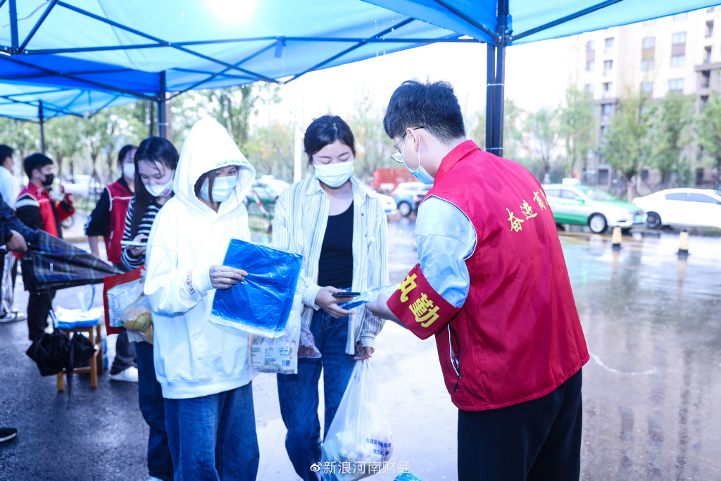 送雨衣備薑茶黃河科技學院校長書記雨中為學生送來濃濃暖意