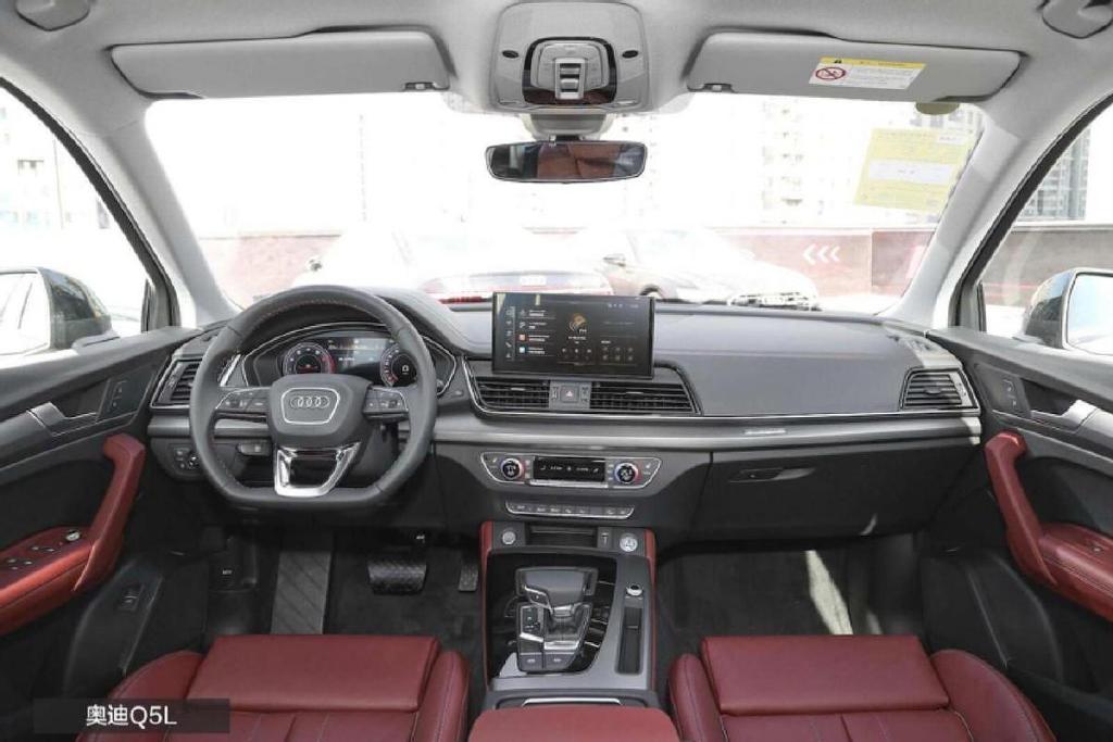 奥迪q5l出彩的是它能进行实时路况导航显示的数字仪表盘,其多模式展示