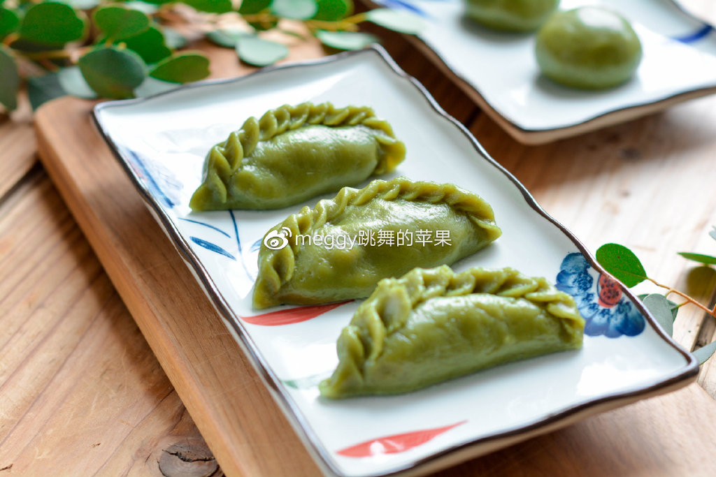 清明节专属美食,3款青团味道香,咸的像蒸饺,甜的好似雪媚娘|红豆沙|大麦苗|鲜奶酪_新浪新闻