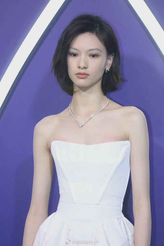 演员邱天选择了Saint Laurent 西装套装……
