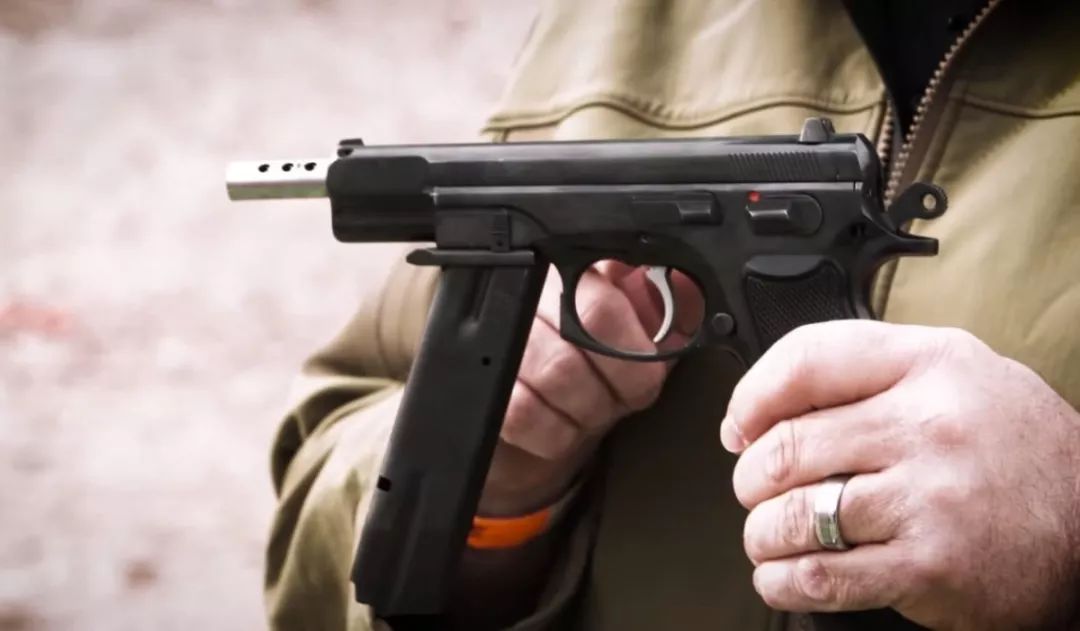 cz75冲锋手枪是在原本的cz75的基础上设计生产的,这款手枪采用了带