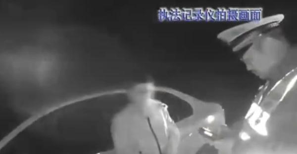 路遇交警查酒驾，司机闯卡后撞上执勤警车……休闲区蓝鸢梦想 - Www.slyday.coM