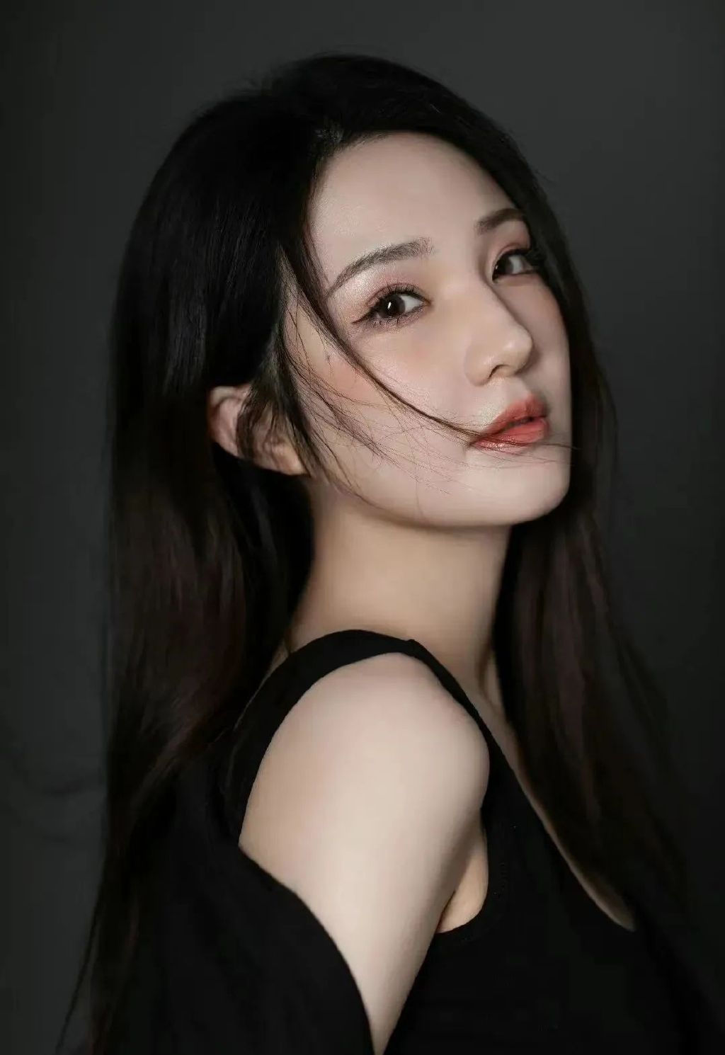 "新晋港风女星"桂晶晶有什么不一样?__财经头条