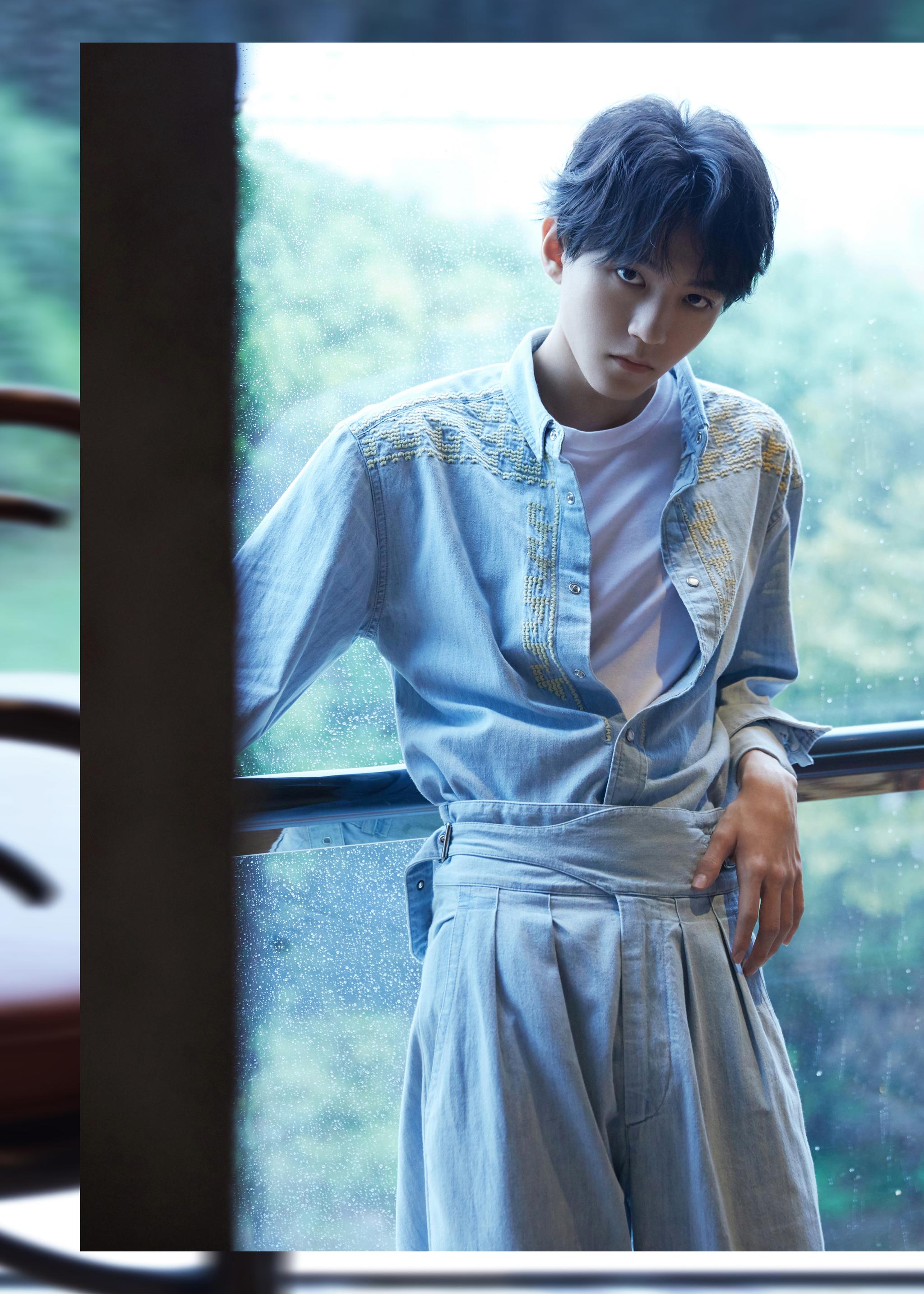 tfboys-王俊凯 身穿牛仔套装出席活动,内搭白色t恤,满满的清新感