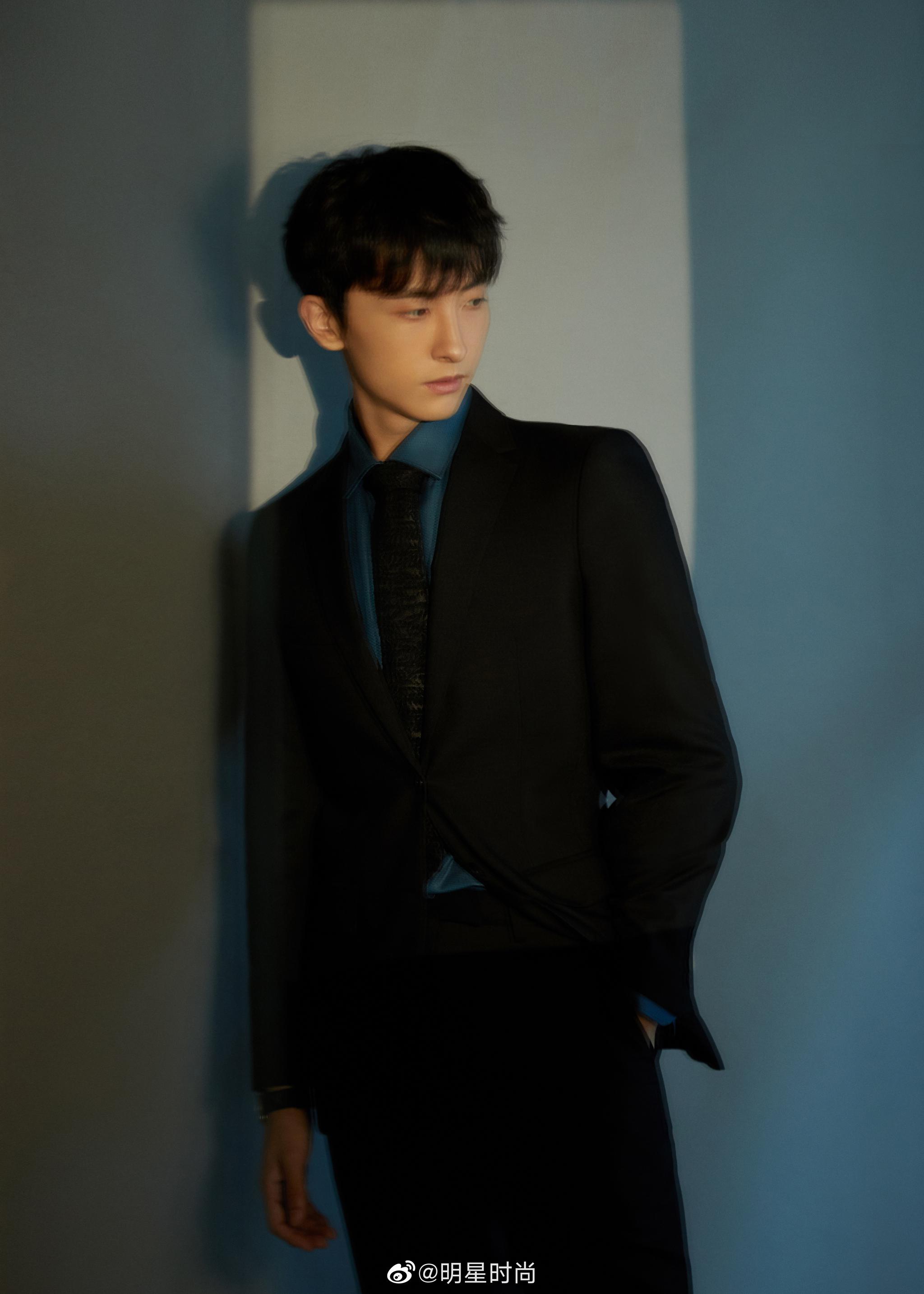 今日牛骏峰以一身黑色西装搭配墨蓝色真丝衬衫