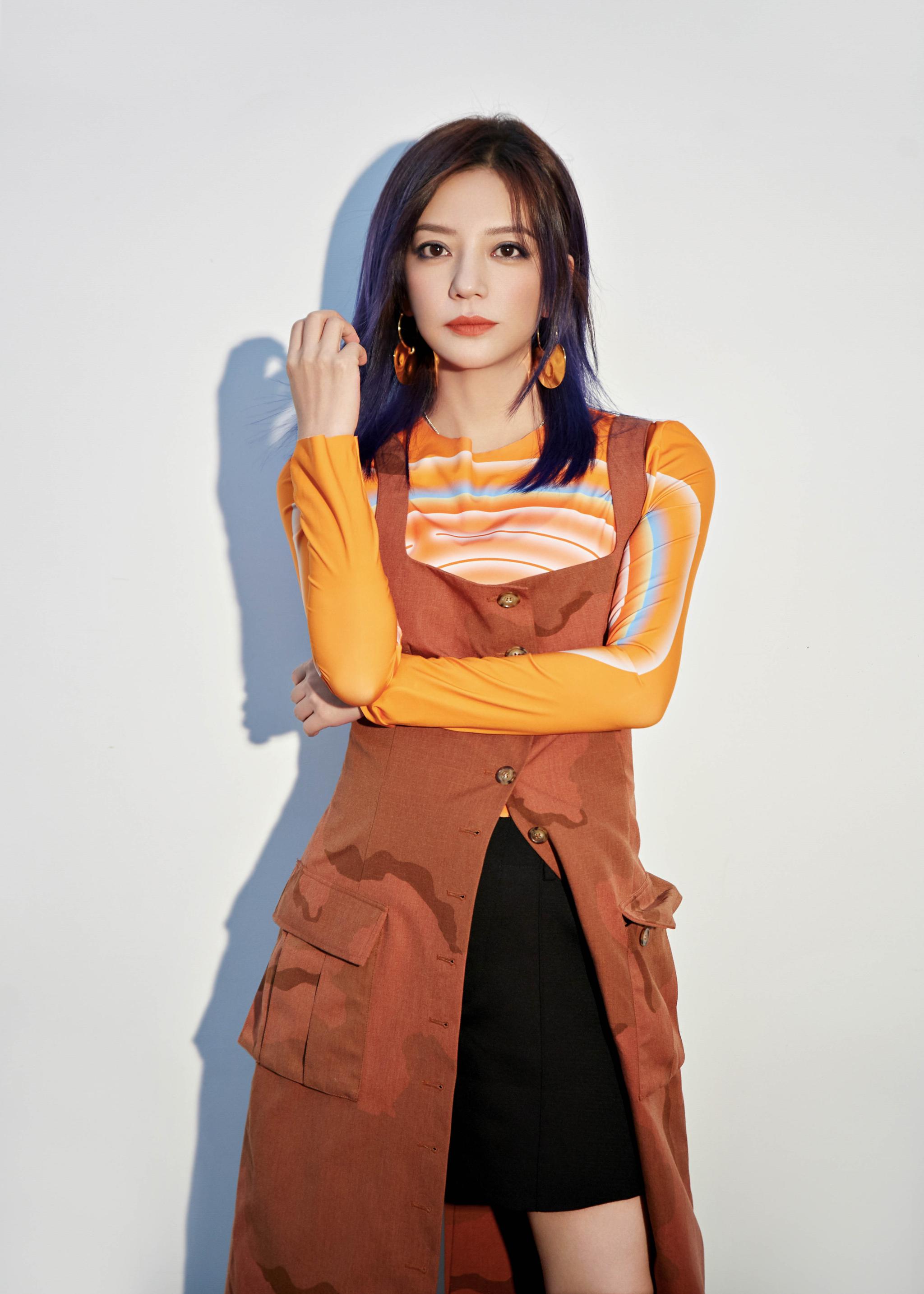 导演赵薇亮相演员请就位2挑战摩登前卫发色