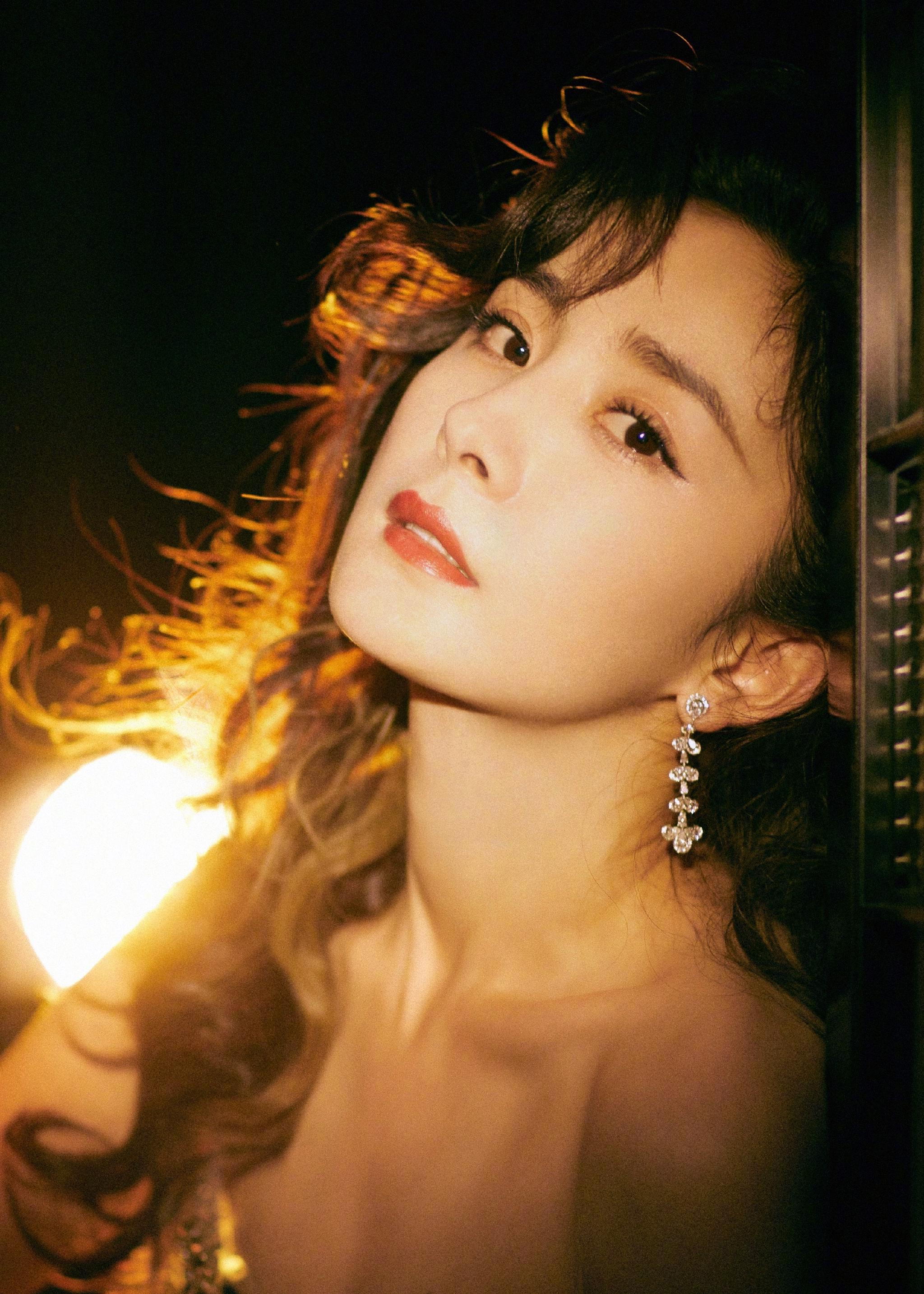 杨幂今日直播活动造型大片 卷发搭配黑色开叉抹胸裙,优雅妩媚