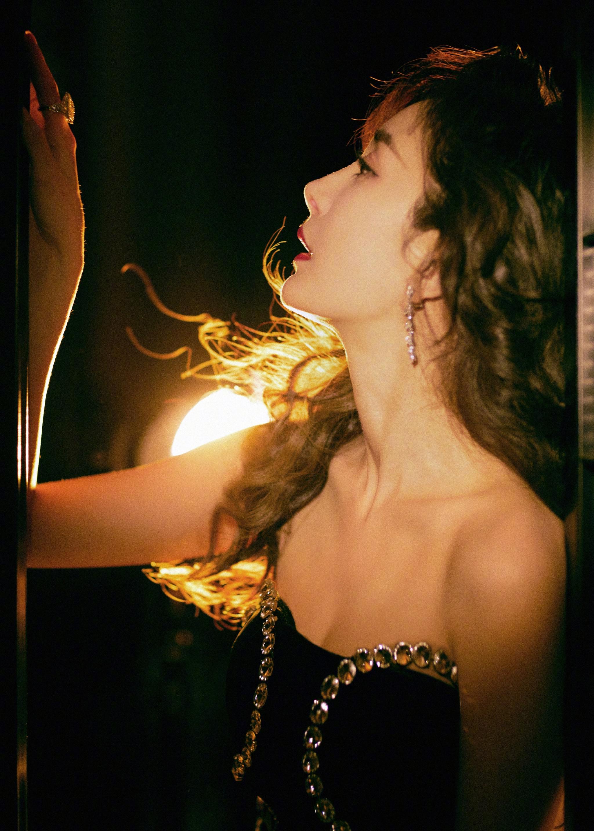 杨幂今日直播活动造型大片 卷发搭配黑色开叉抹胸裙,优雅妩媚