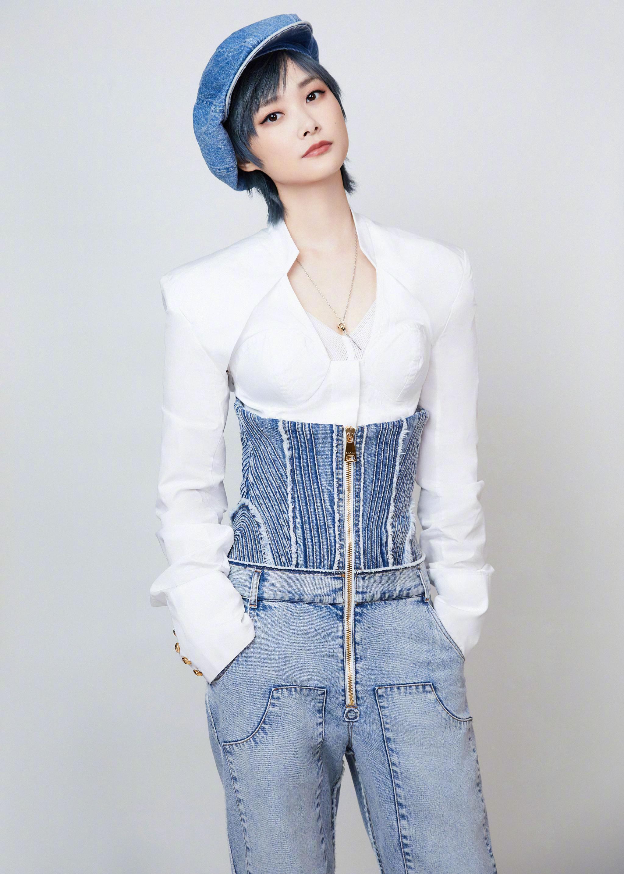 今晚8点,微信视频号,听@李宇春 唱青春的声音__财经头条