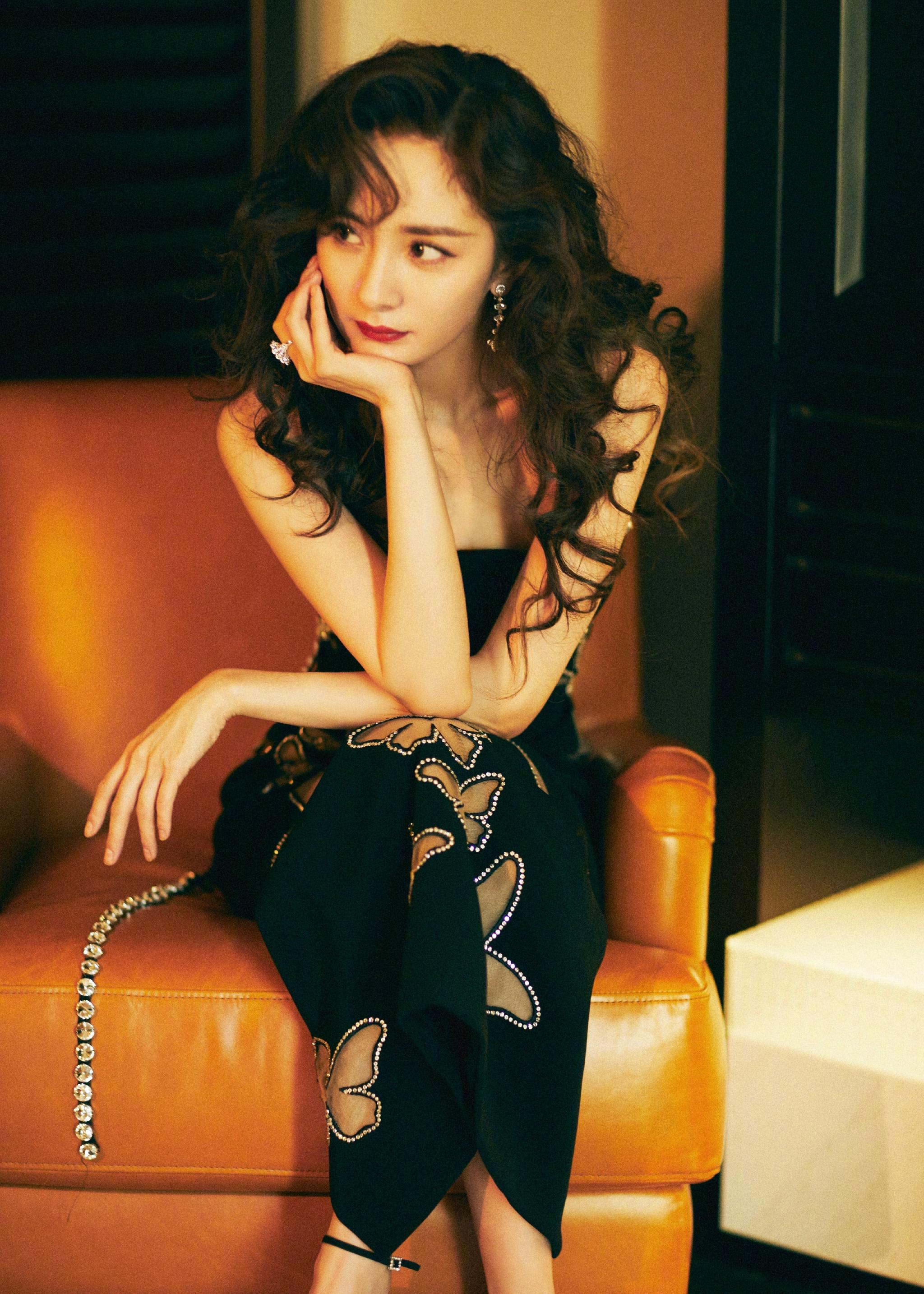 杨幂今日直播活动造型大片 卷发搭配黑色开叉抹胸裙,优雅妩媚