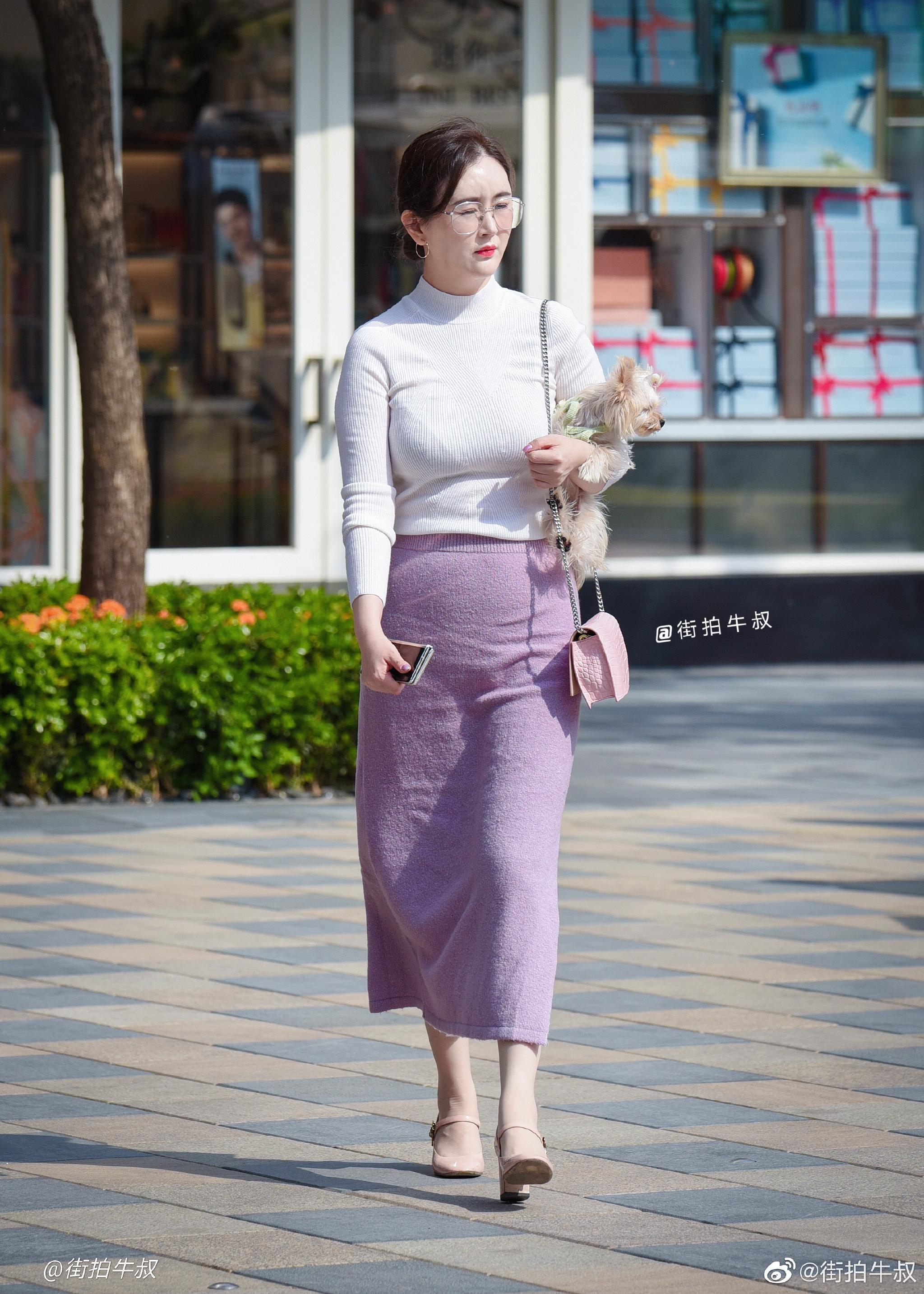 白色针织衫搭配粉色长裙女人味十足