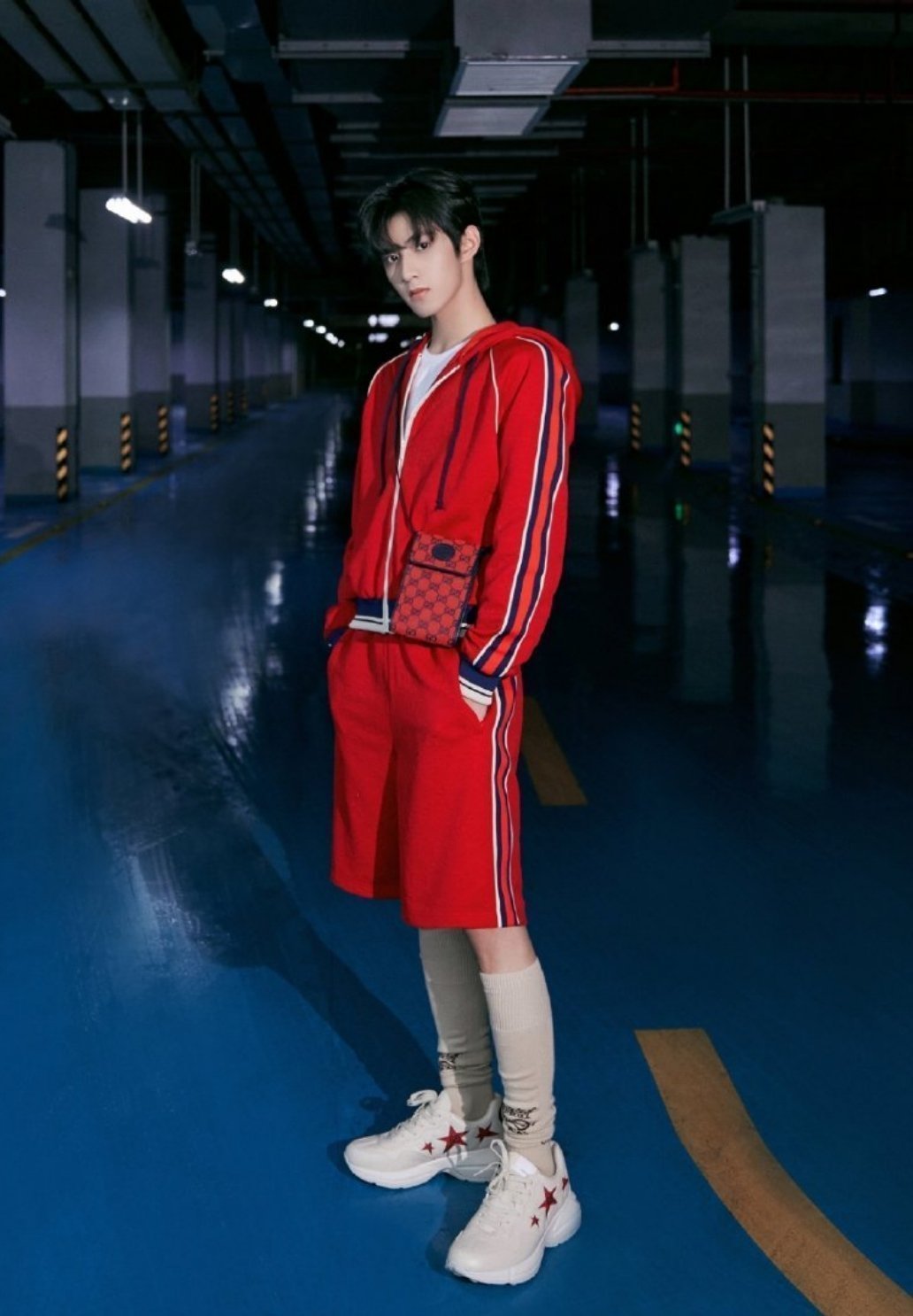 刘耀文gucci活动造型 身穿卡其色皮衣 狼尾造型,太酷了吧!