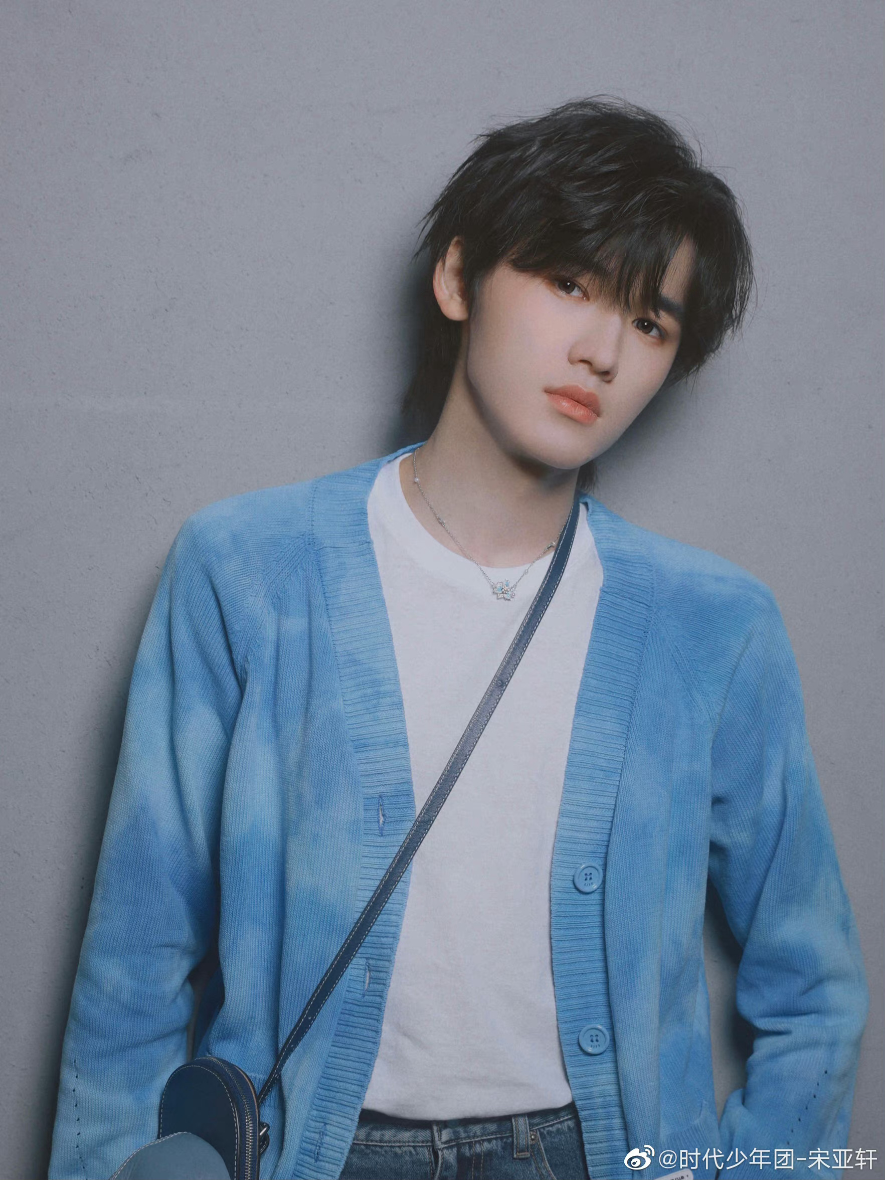 宋亚轩斜挎包好可爱!