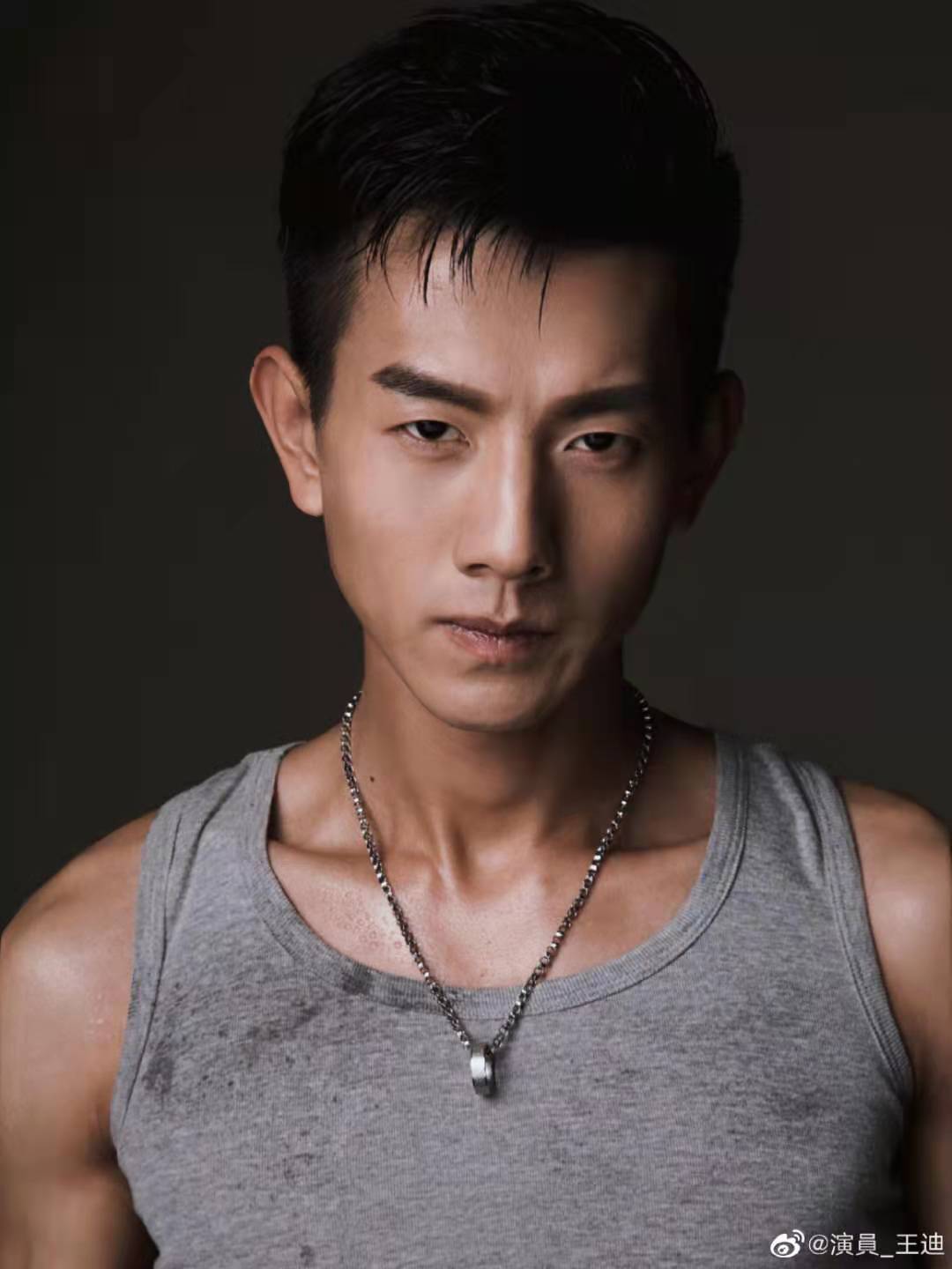 不顾伤势,自曝曾为退役军人|觉醒年代|王迪|退役军人_新浪新闻