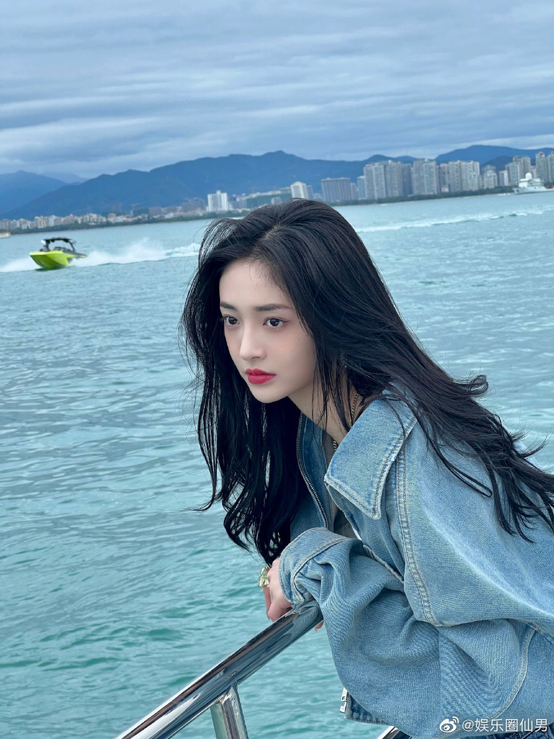 周洁琼晒海上自拍照,侧颜绝美!__财经头条