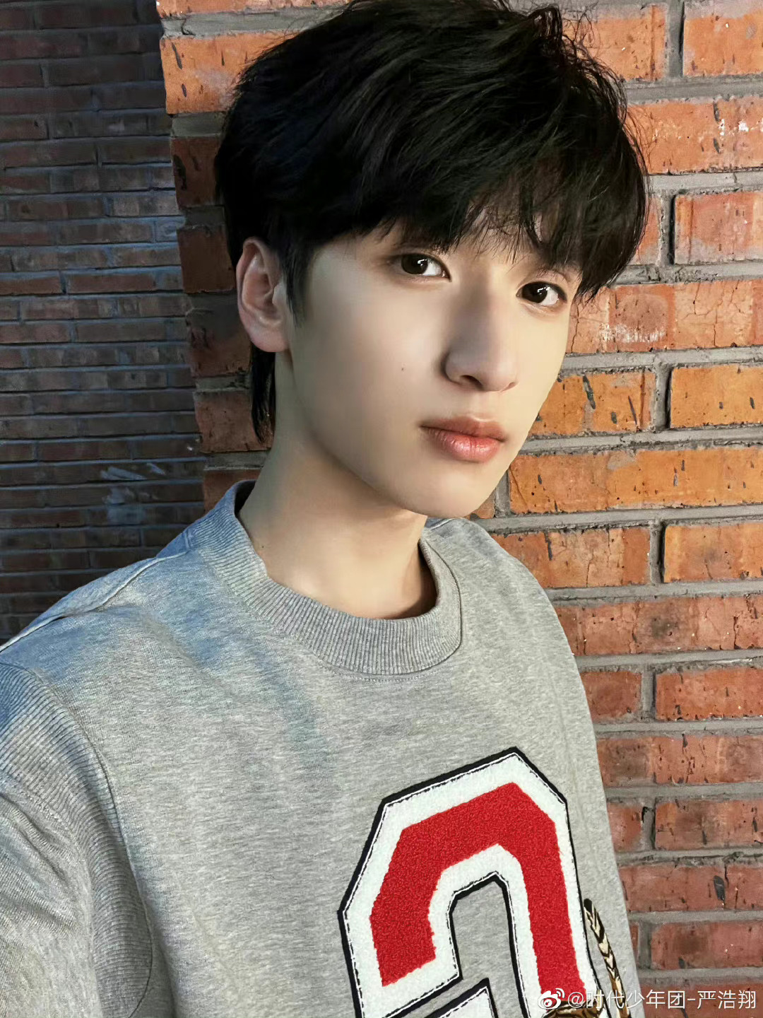 严浩翔晒黑白棒球服随拍!帅气满分,请不要这样肆意散发魅力!