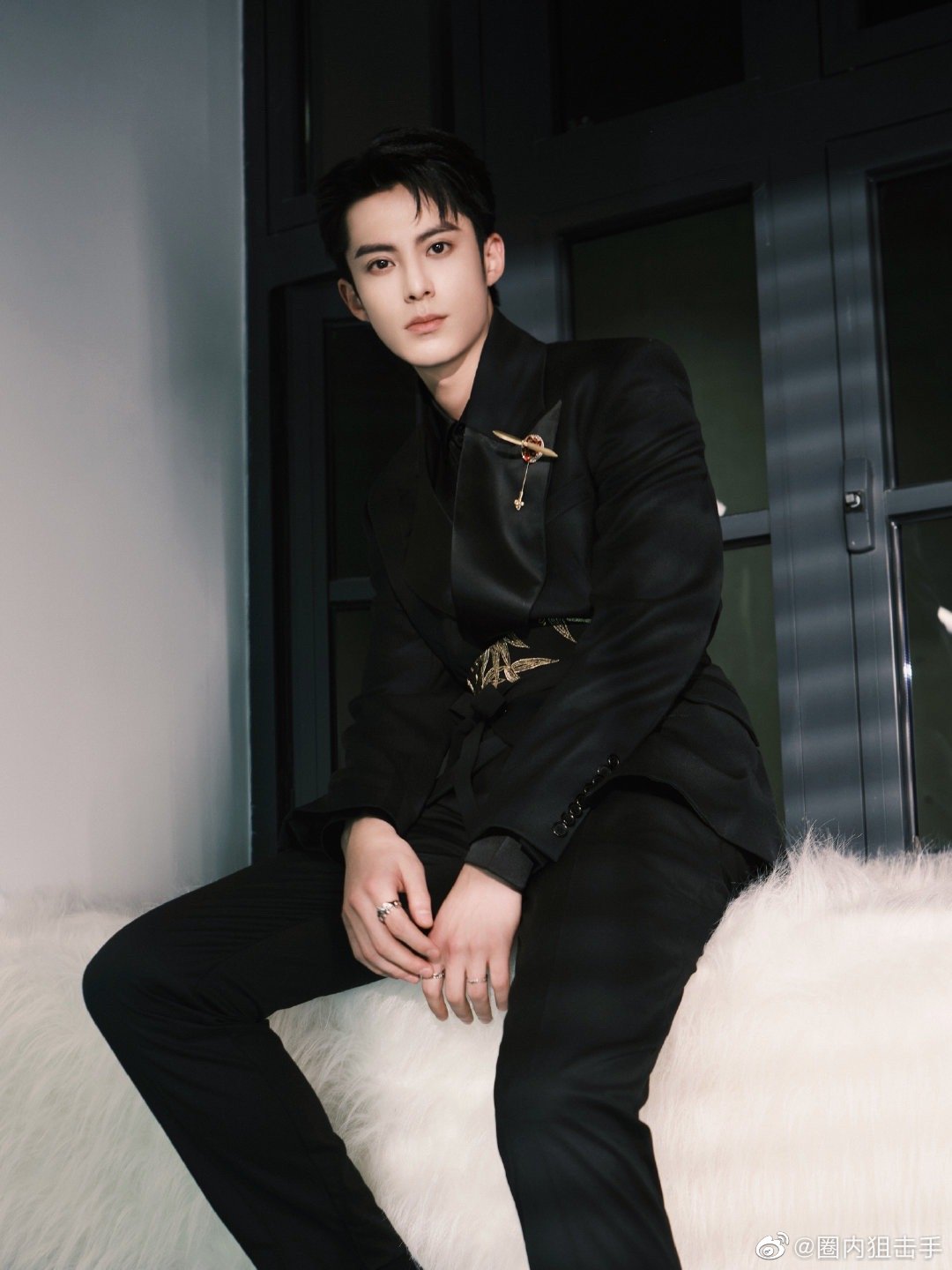 王鹤棣国风黑金西装造型也太帅了