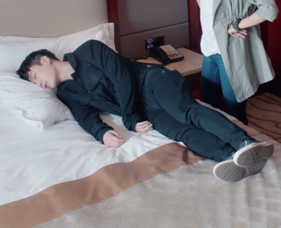 男明星秀睡姿肖战软萌张艺兴搞笑看到白敬亭是你