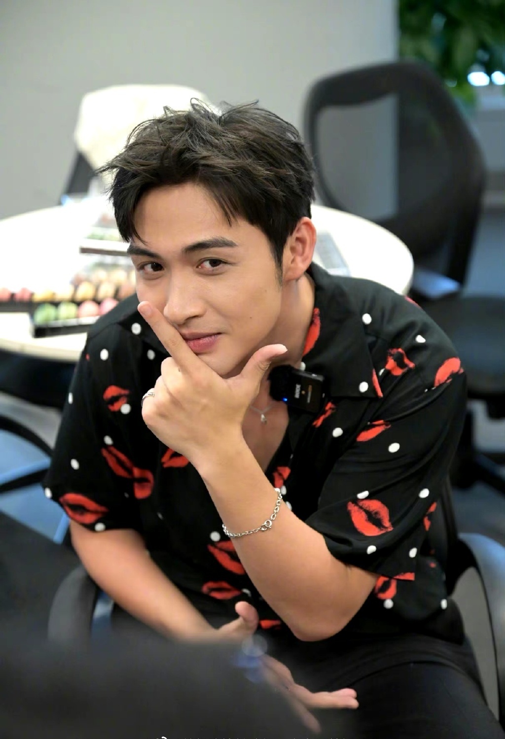 张彬彬扫楼穿唇印衬衫真的可以哦 快去追《三分野》!_高清图集_新浪网