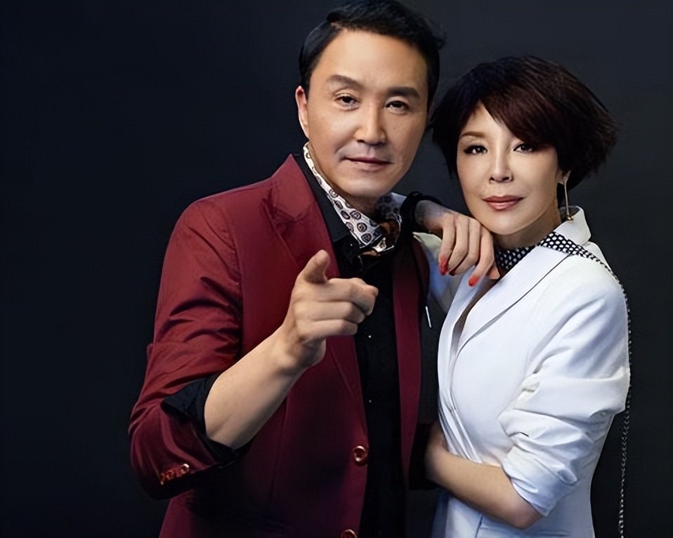 但岳秀清没有看不起自己的老公,反而时常向导演们推荐自己的丈夫,夸