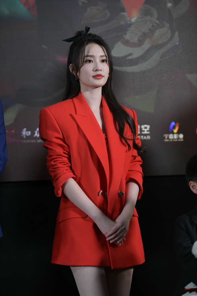 李沁宣传新电影,大冷天"下衣失踪"秀美腿真够拼,生图也惊艳了|下衣
