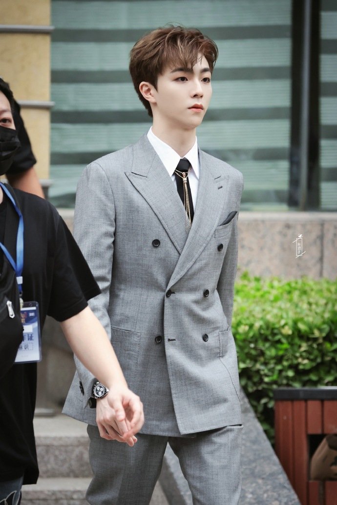 陈立农电影之歌上班饭拍 灰色西装优雅帅气