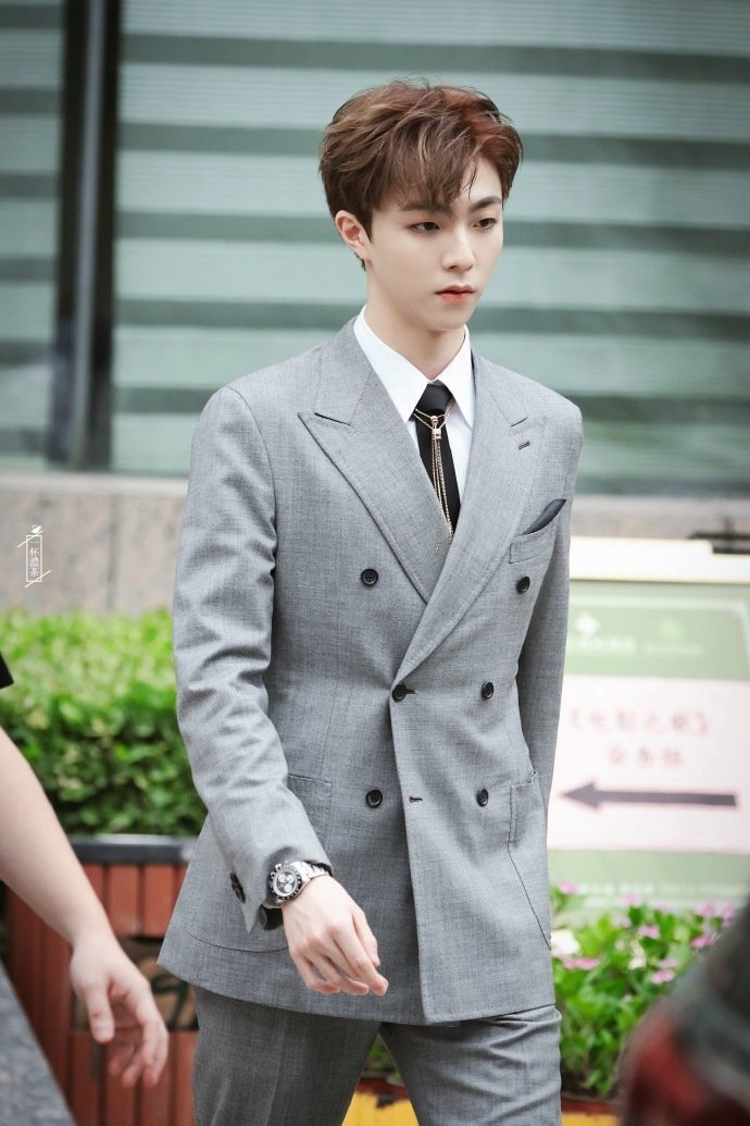陈立农电影之歌上班饭拍 灰色西装优雅帅气