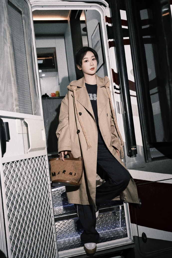 杨紫今日份日常随拍来啦我们小猴紫今天黑白搭配也太酷了吧