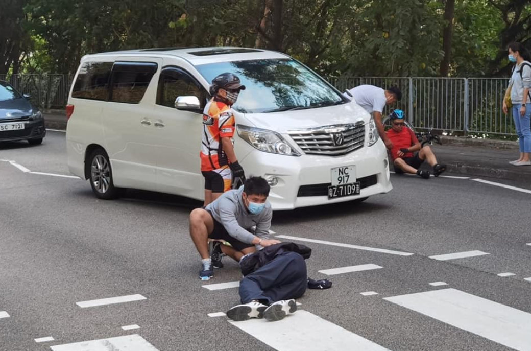 下午的荃湾,一辆单车撞到一位途人,双方都受伤倒地……