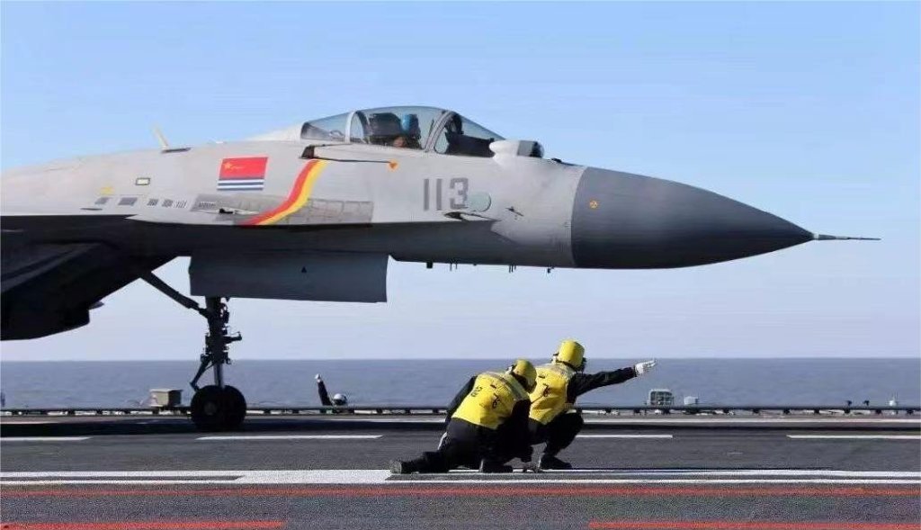 歼15有多强？对陆实弹射击演练，瞬间炸裂靶标，能否抗衡F35|舰载机|靶标|改进型_新浪新闻
