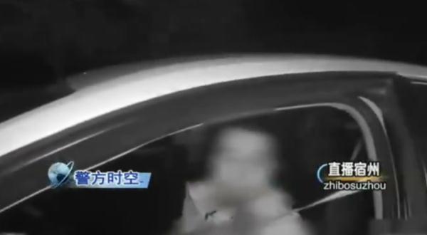 路遇交警查酒驾，司机闯卡后撞上执勤警车……休闲区蓝鸢梦想 - Www.slyday.coM