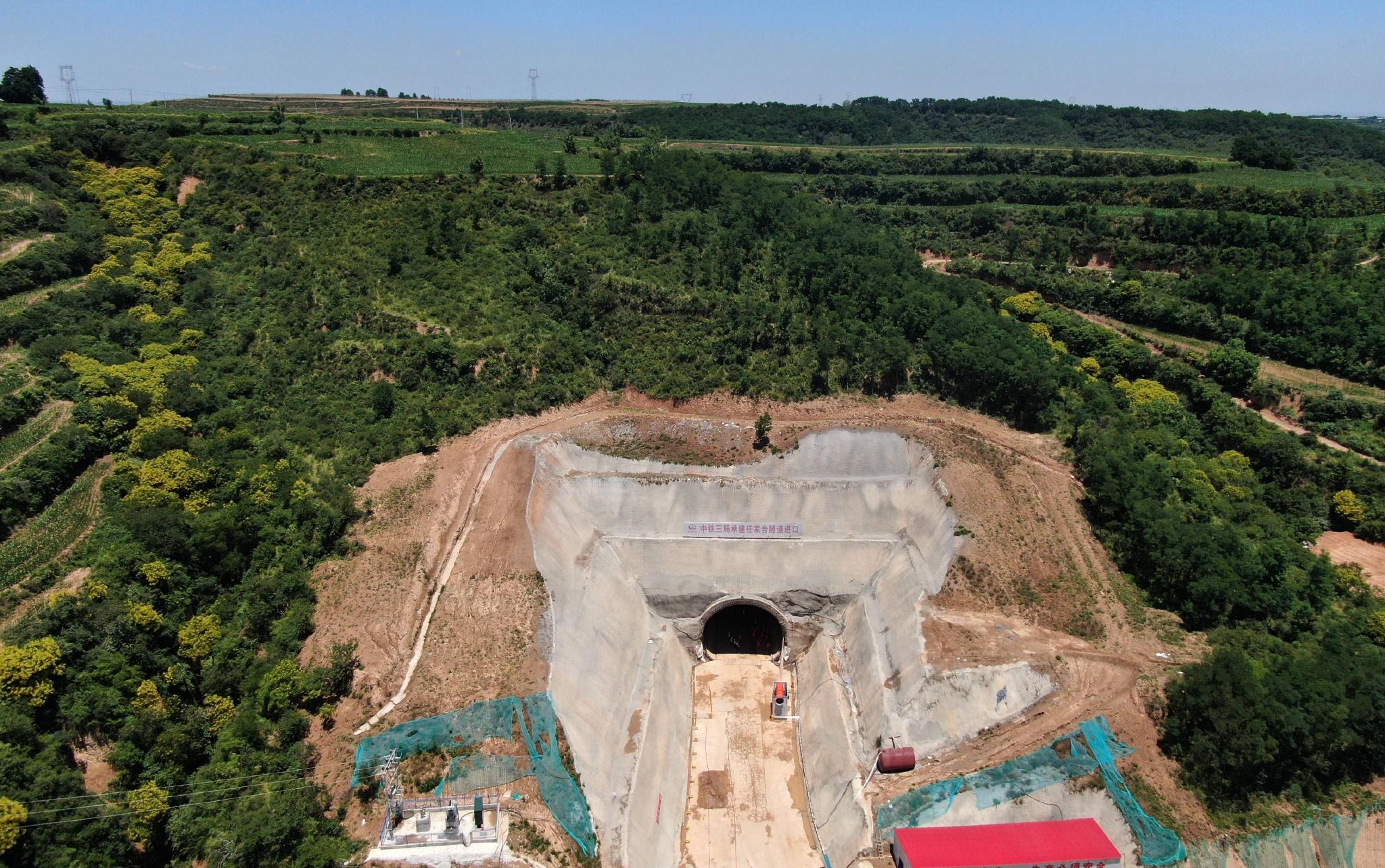 西延高铁全线首座隧道贯通|西延|高铁任|新华社_新浪新闻