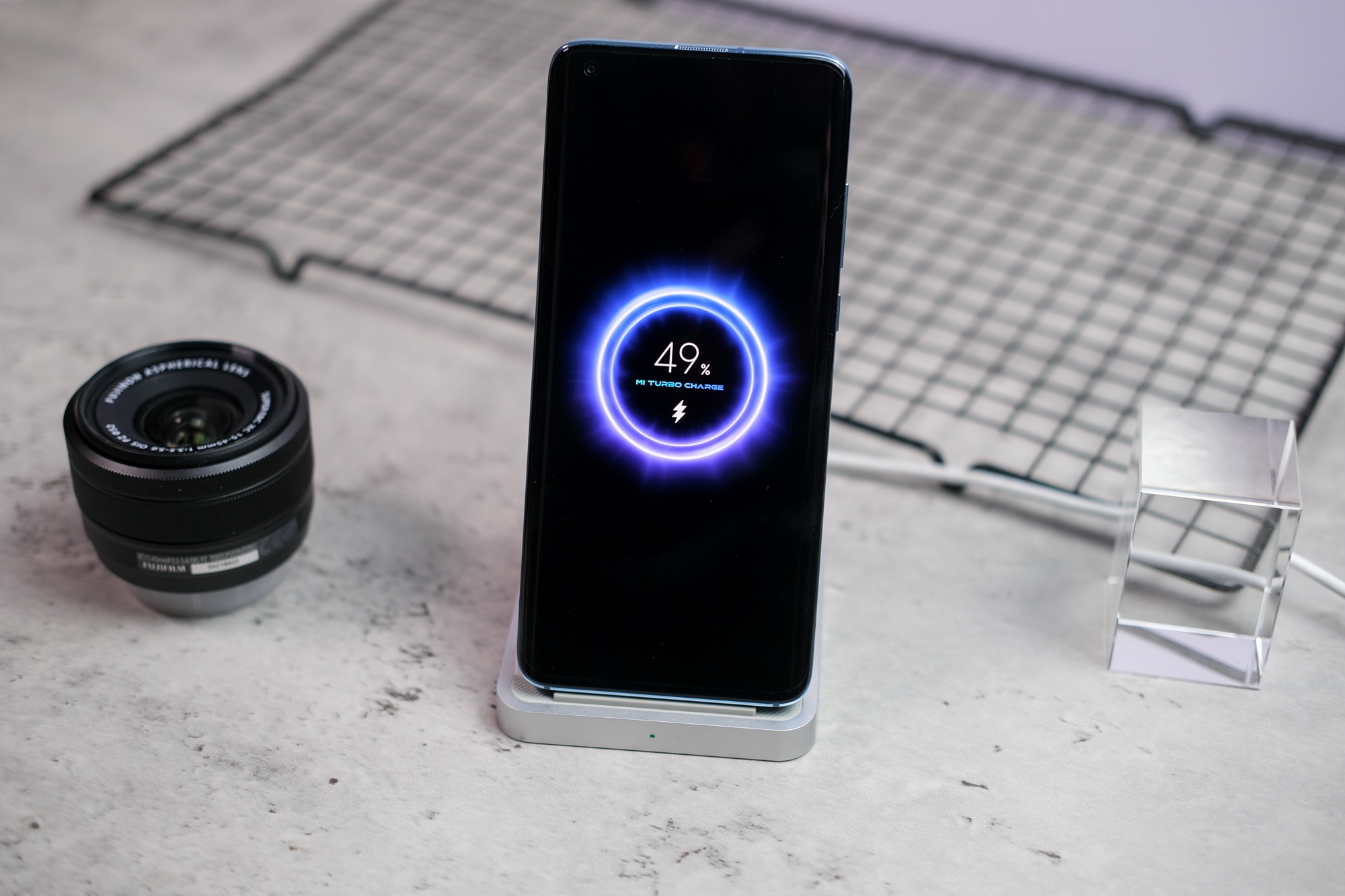 续航方面,小米10s内置4780mah电池,支持33w有线快充,30w无线闪充 10w