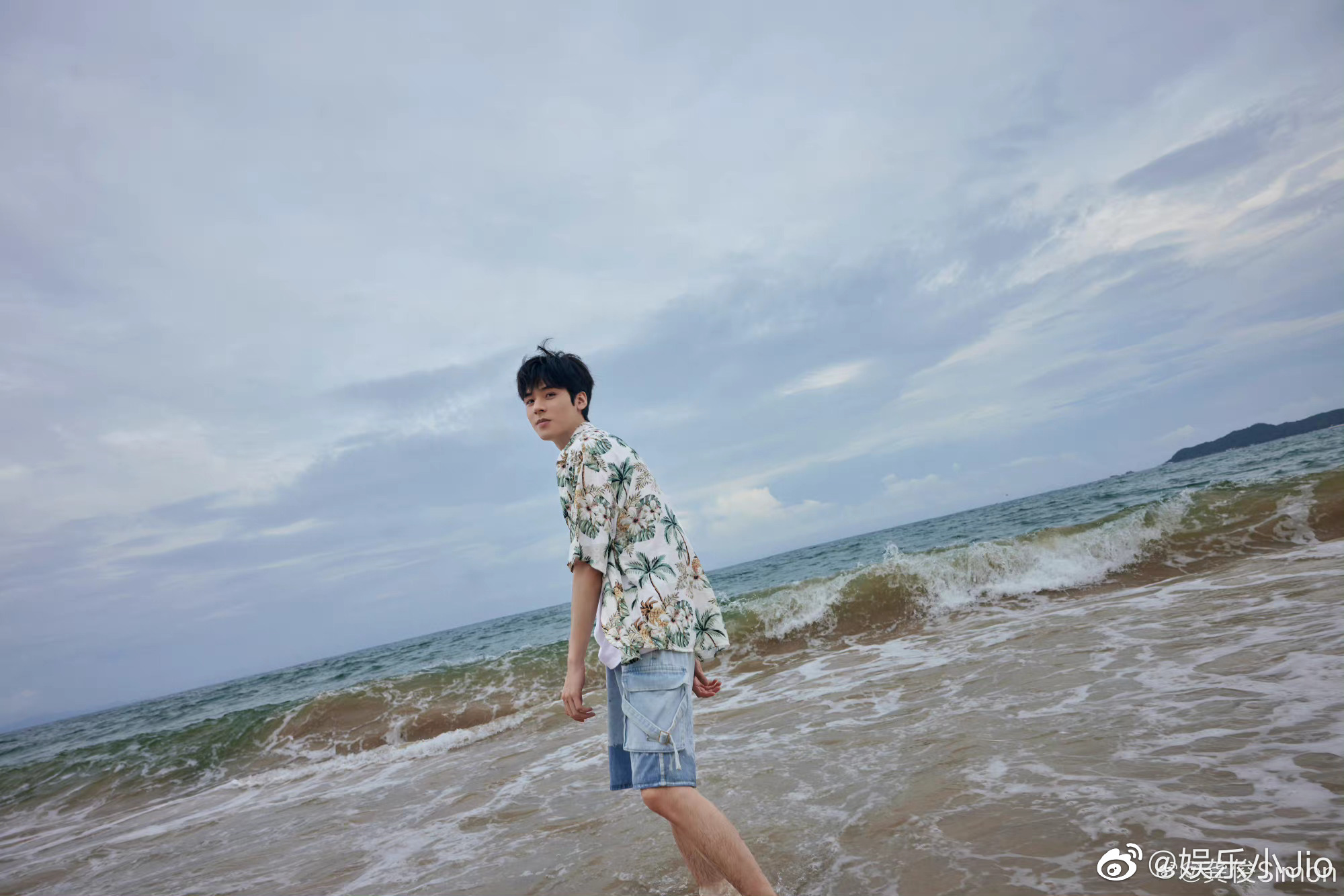 龚俊微博晒海边照并配文明天继续加油全力以赴