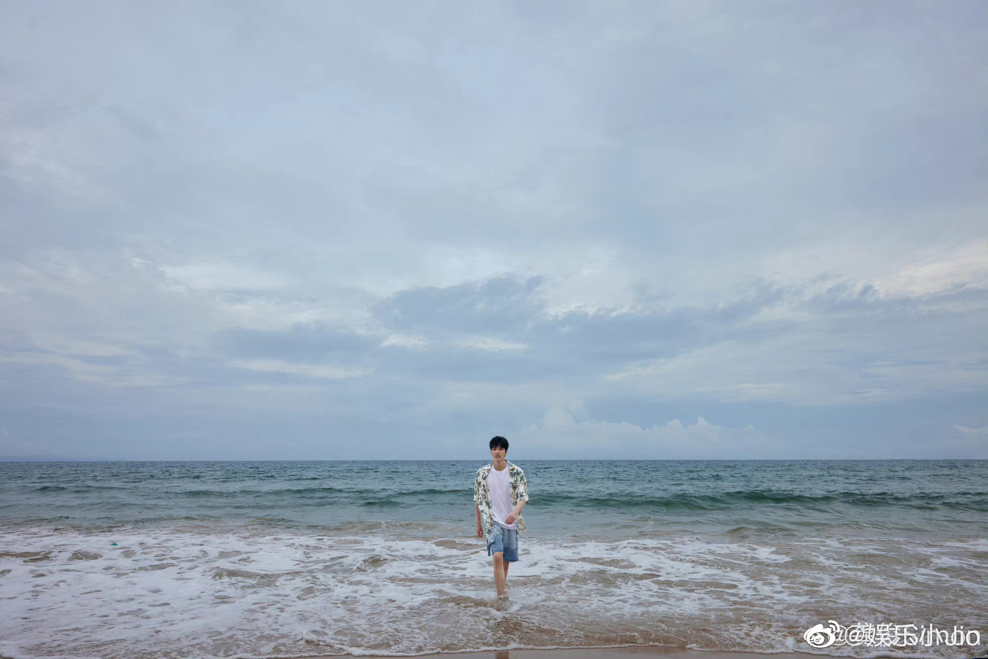 龚俊微博晒海边照并配文明天继续加油全力以赴