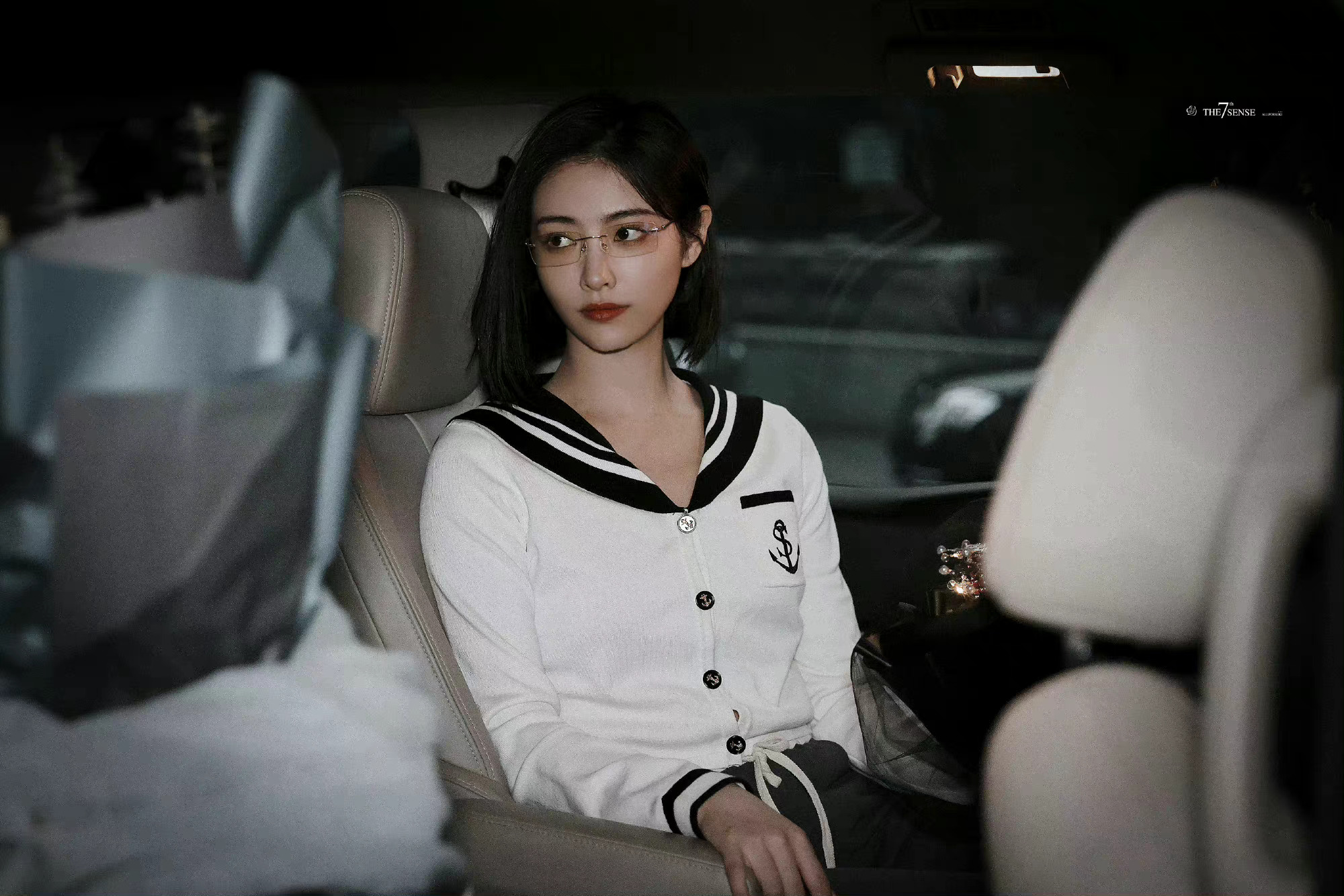 许佳琪勿扰飞升番外篇杀青路透金丝眼镜77短发造型