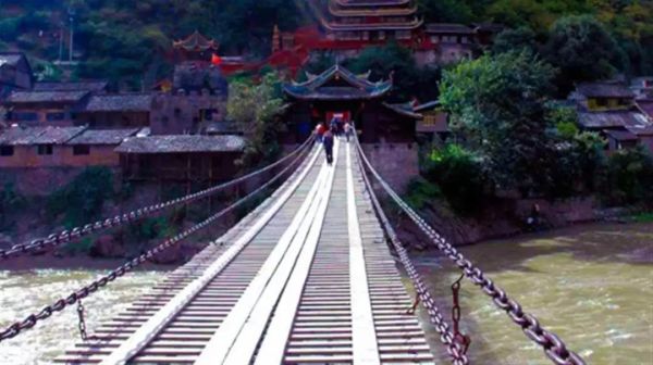 一游客从泸定桥坠河下落不明,警方:正在全力搜救休闲区蓝鸢梦想 - Www.slyday.coM 一游客从泸定桥坠河下落不明,警方:正在全力搜救休闲区蓝鸢梦想 - Www.slyday.coM