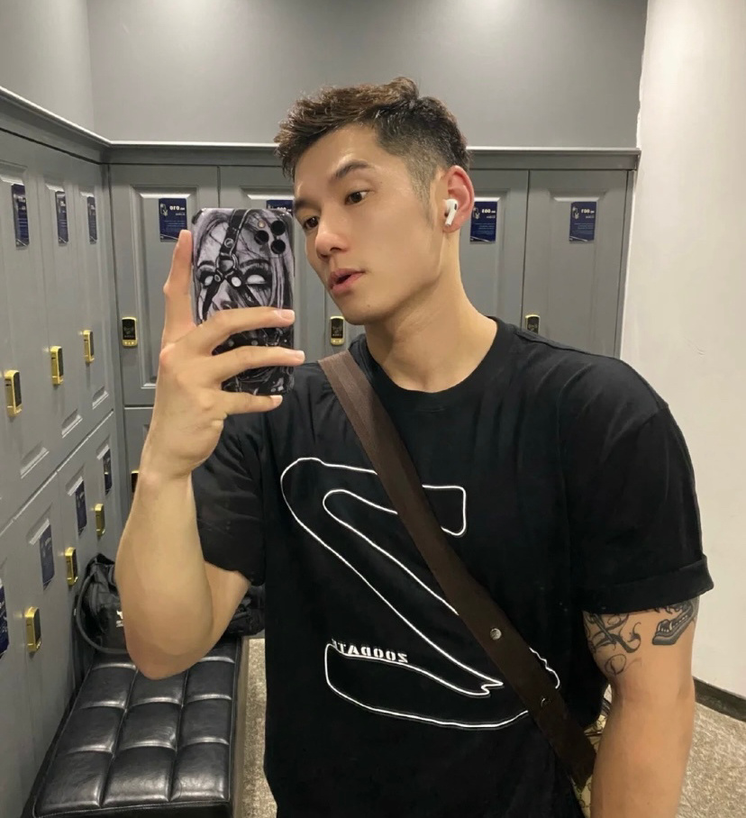 五官很立体,干净有男人味