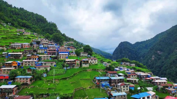 自喜马拉雅山脉中段向南,翻过峻拔的雪山,西藏日喀则定结县陈塘镇坐落