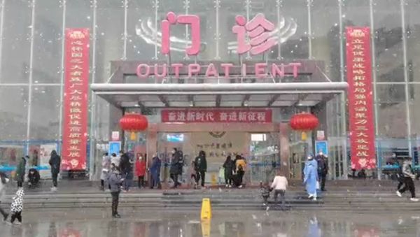 奶奶接电话时，1岁半宝宝打翻热水壶，医生：烫伤后别这么做休闲区蓝鸢梦想 - Www.slyday.coM