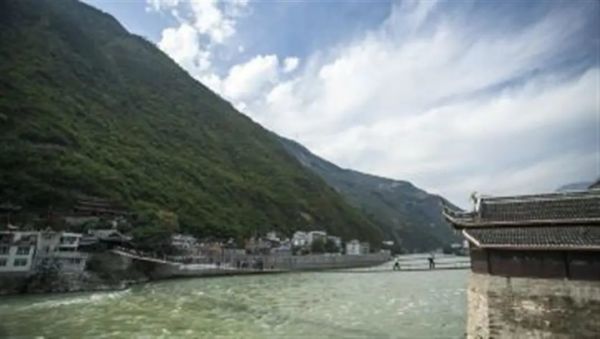 一游客从泸定桥坠河下落不明,警方:正在全力搜救休闲区蓝鸢梦想 - Www.slyday.coM 一游客从泸定桥坠河下落不明,警方:正在全力搜救休闲区蓝鸢梦想 - Www.slyday.coM