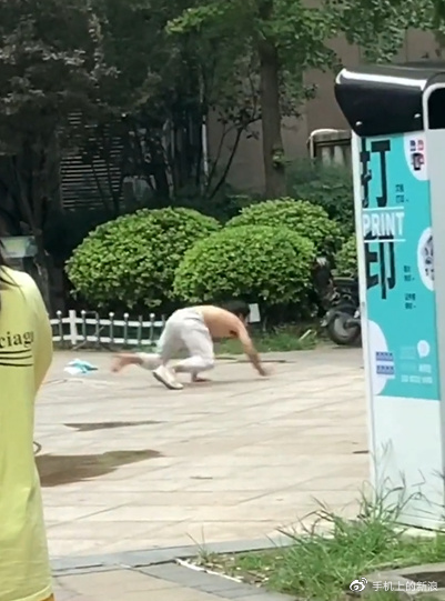 武汉一男子趴在地上学狗叫咬伤两人，警方：已送往精神病医院休闲区蓝鸢梦想 - Www.slyday.coM